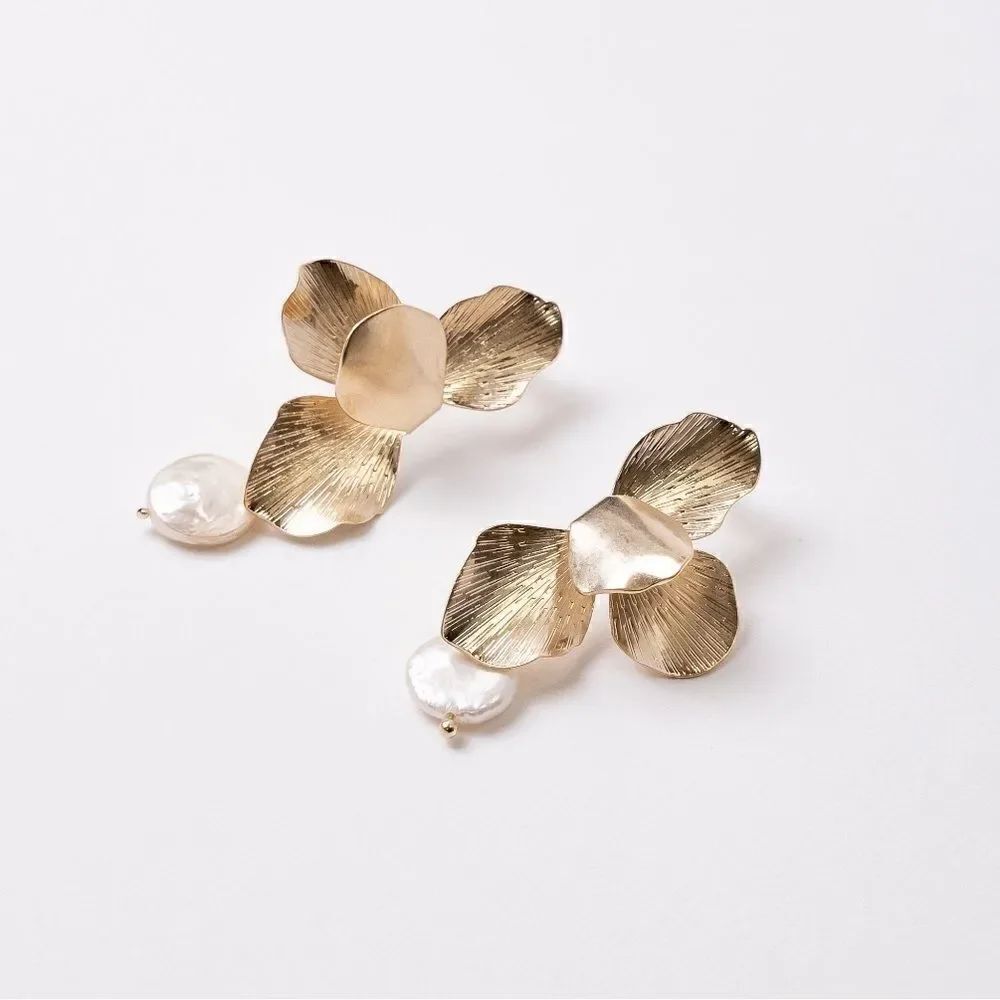 Flower pearl drop earrings in gold M79